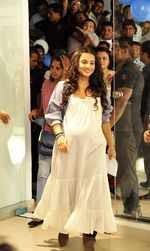 Vidya Balan walked with a prosthetic pregnant belly for Kahaani