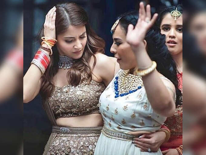 Throwback pic: Anushka Sharma dances her way to glory at her wedding reception