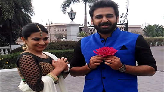 Sarwar Ahuja gifts a Dahlia to wife Aditi Shatrma on rose day