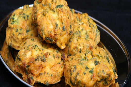 Onion and Spinach Pakoda