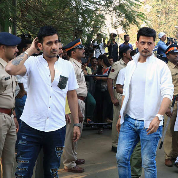 Meet Bros Stills