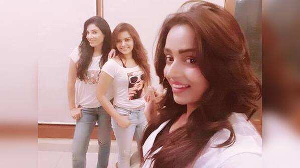 Parul shares the frame with Shilpa Raizada
