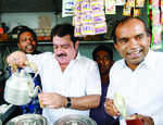 ​Former Chamrajpet MLA becomes chaiwala, collects Rs 5000 in 10 minutes