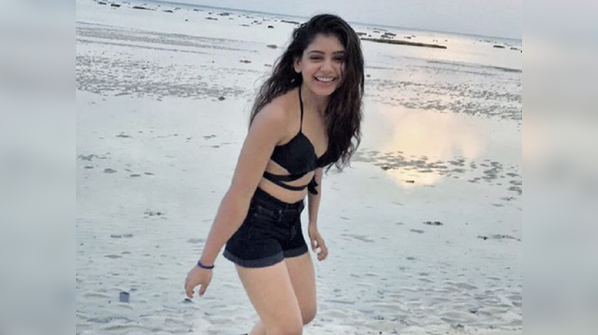 Ghulaam fame Niti Taylor looks hot in beach wear, see pic