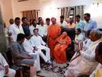 Rahul Gandhi meets Siddaganga Swamiji