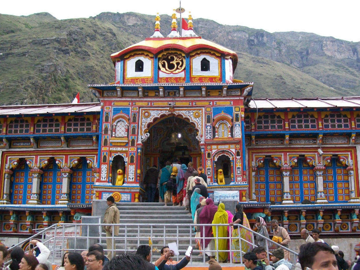 people visiting kedarnath temple