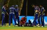 Mumbai indians wicketkeeper Ishan Kishan suffers a nasty blow, has to be taken off the field