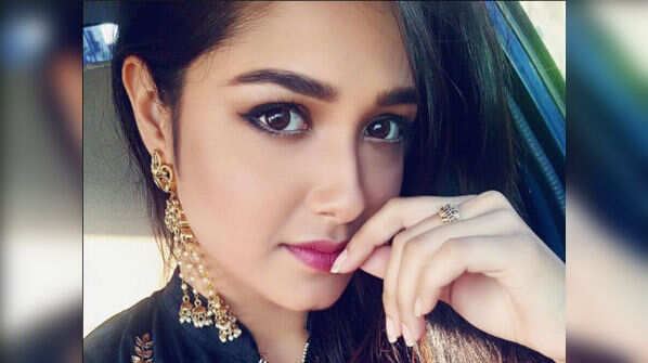 Style quotient of actress Roshni Bhattacharyya, see pics