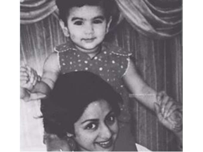 Khushi Kapoor’s phone wallpaper of her mom Sridevi's picture will leave ...