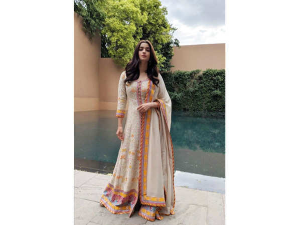 Alia bhatt outlet raazi dresses