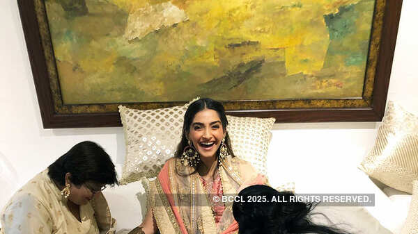 Pictures of Sonam Kapoor’s first dance with Anand Ahuja from her mehendi ceremony will make you hit the dance floor