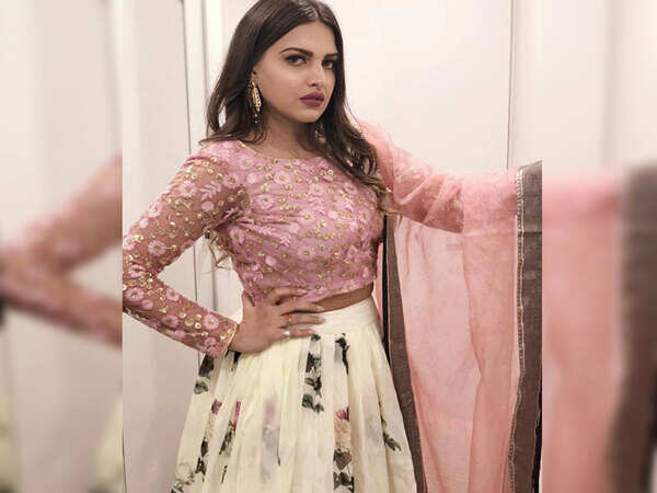 Himanshi Khurana Images