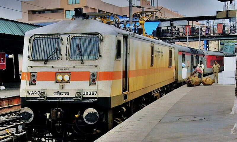 Rajdhani Express train from Delhi to Kolkata 