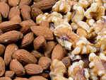 ​Almonds and walnuts fight skin problems