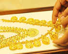 Golds slips below Rs 32,000 on global cues