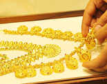 Golds slips below Rs 32,000 on global cues