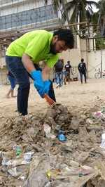 Some volunteers wore green t-shirts for the cleanliness drive