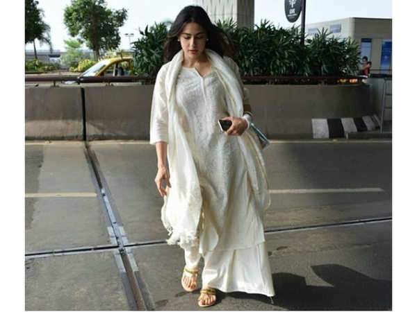 Anushka Sharma adds another kurta to her travel wardrobe