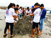 World Environment Day: Mumbaikars participate in the beach clean-up drive