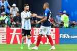 Lionel Messi congratulates Kylian Mbappe after the match