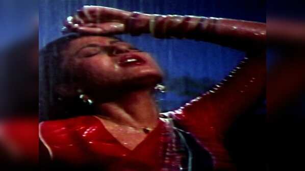 'Aar Kato Raat Eka Thakbo' from 'Chokher Aloye'