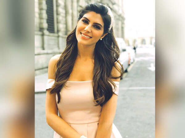 Elnaaz Norouzi Photos