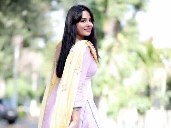 Mandy Takhar Photos