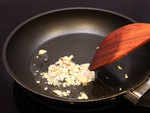 Prevent garlic from burning