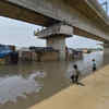 Article image for: Evacuation on as Yamuna crosses <i class="tbold">danger mark</i> in Delhi