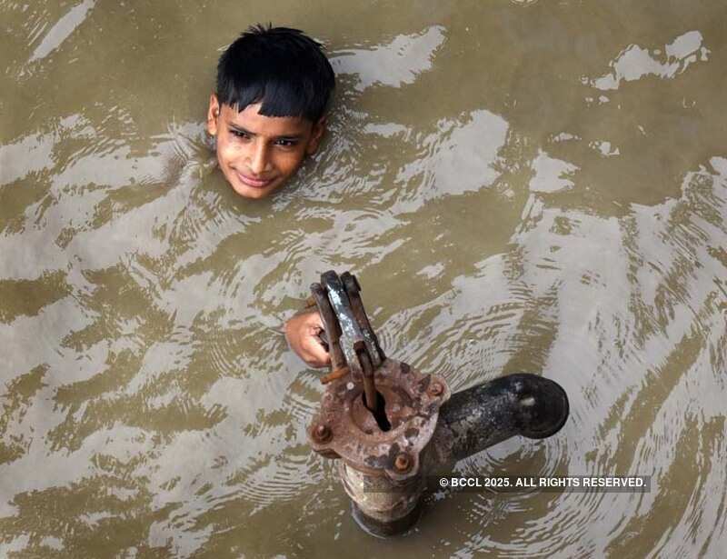 Rising Yamuna leaves thousands homeless