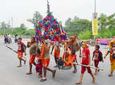 Kanwar Yatra: Four sons carry their parents on shoulder