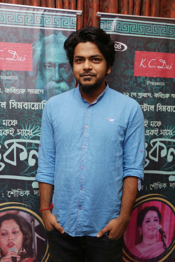 Durnibar Saha Images