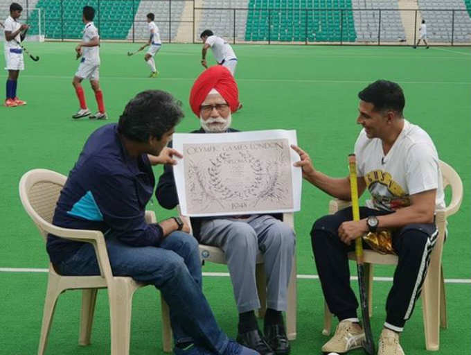 Ahead of 'Gold's' release, Akshay Kumar meets Hockey legend Balbir Singh