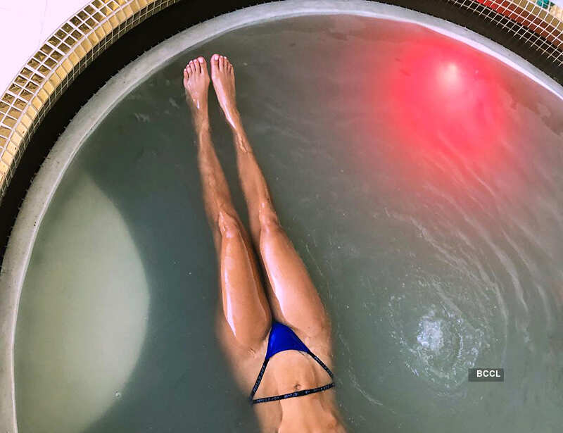 Kourtney Kardashian beats the heat in style