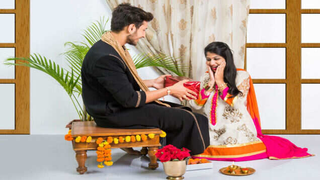 Raksha Bandhan gift ideas for your &lsquo;traveller&rsquo; sister