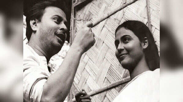 Meghe Dhaka Tara (1960)