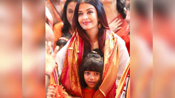 Photo: Aishwarya Rai Bachchan seeks Ganpati Bappa’s blessing with daughter Aaradhya Bachchan
