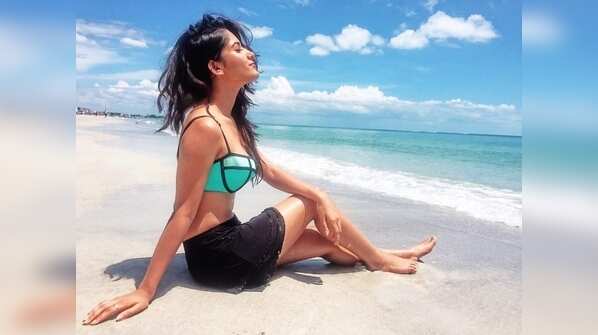 Ravishing beauty soaking under the sun at Miami Beach
