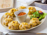 How many calories does a plate of momos have?