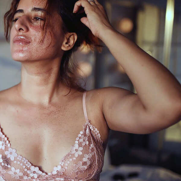 Saloni Chopra Images