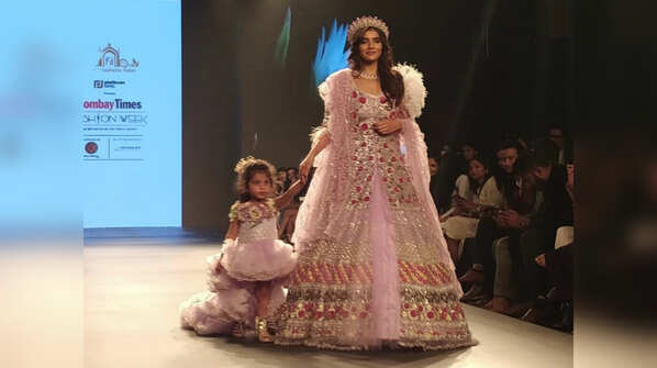 Aditi Hudai walks the ramp for Pallavi