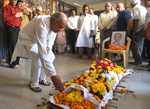 Pandit Harirasad Chaurasia pays his respects to his guru Annapurna Devi