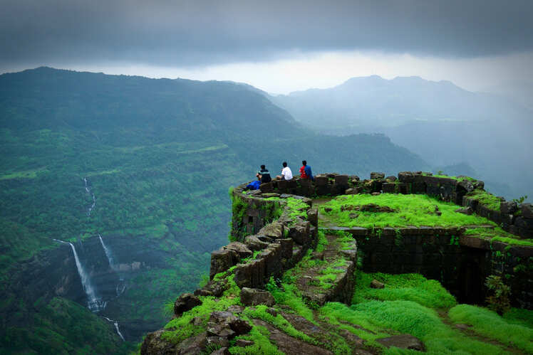 5 spectacular destinations for night treks in India