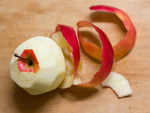 Is it ok to peel the apple before eating?