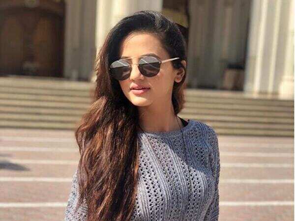 Helly Shah Wallpapers