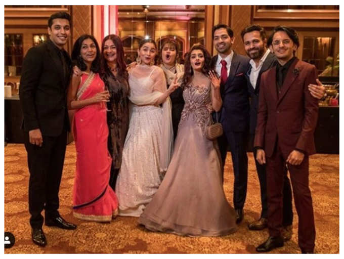 Photo: When Alia Bhatt, Pooja Bhatt, Emraan Hashmi and others posed for a crazy family picture