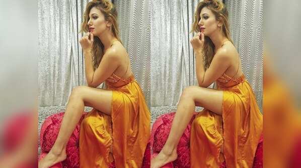 Bigg Boss 12's Jasleen Matharu flaunts her curves in a sultry dress