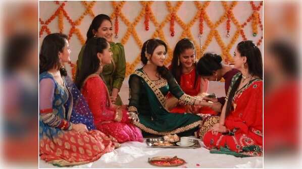 Mehendi hai rachne wali