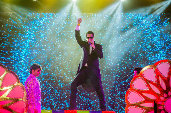 <a class="_64-f" href="https://www.facebook.com/shiamakofficial/"></a>Shiamak