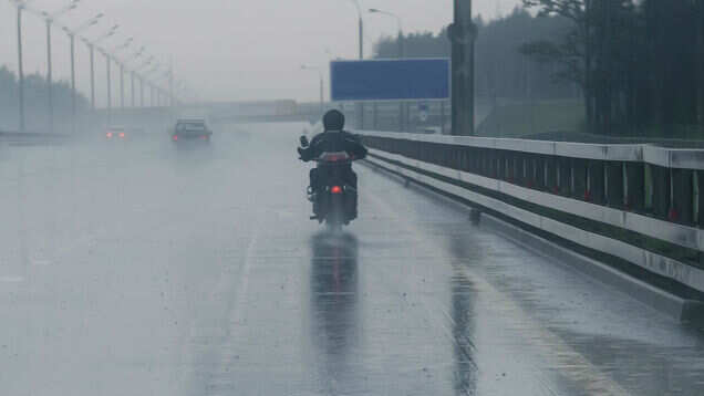 Rain in Delhi NCR &ndash; rain drops temperature and presents a pleasant day